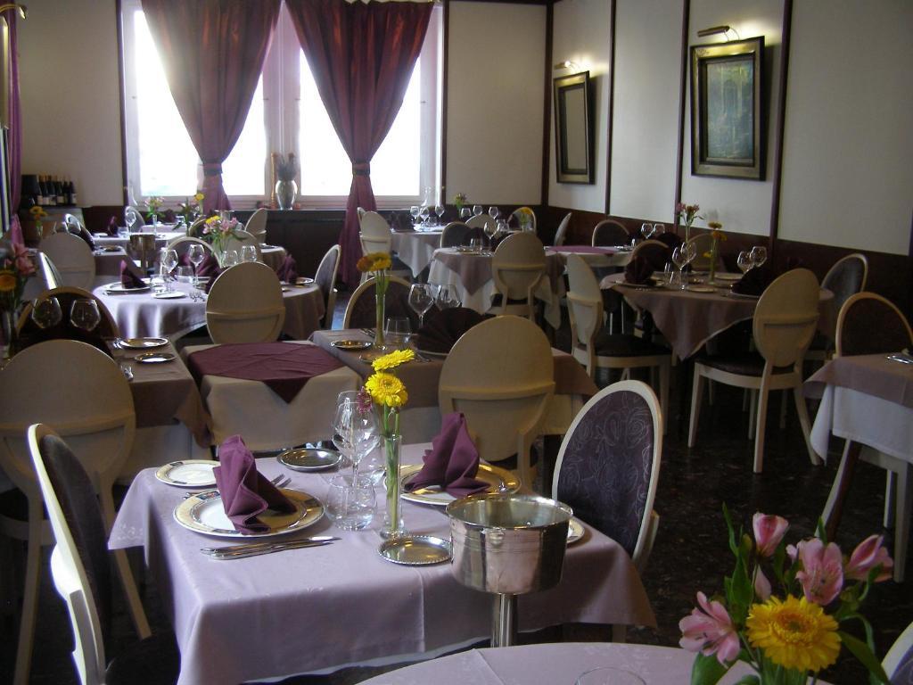 Logis Hotel-Restaurant Le Chene Vert Saint-Pourçain-sur-Sioule Eksteriør bilde
