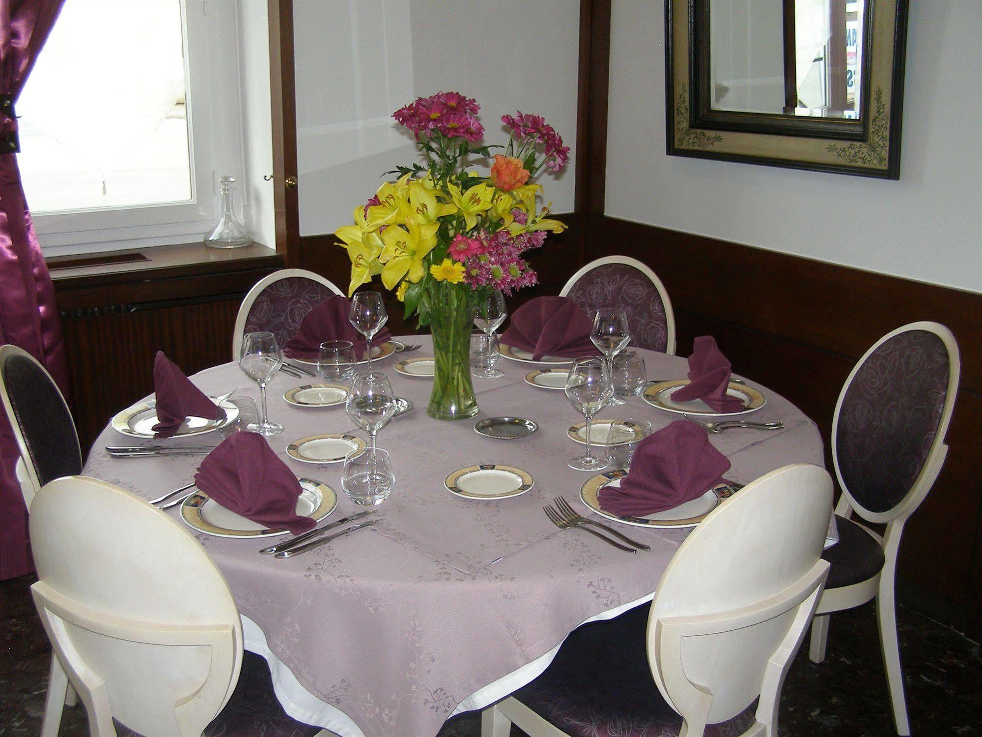 Logis Hotel-Restaurant Le Chene Vert Saint-Pourçain-sur-Sioule Eksteriør bilde