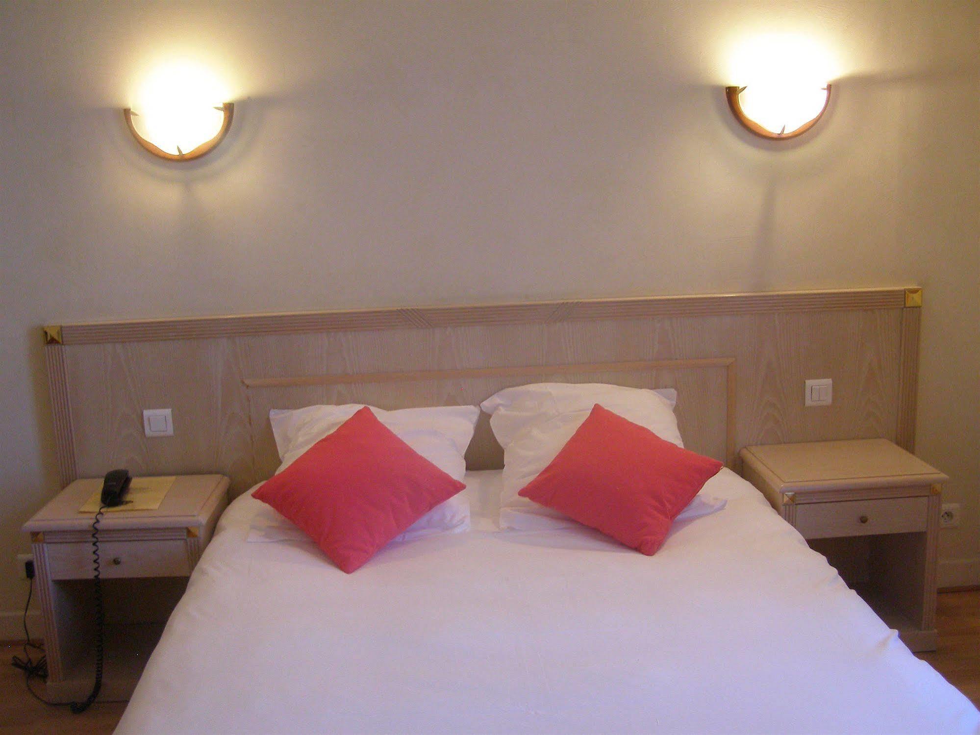 Logis Hotel-Restaurant Le Chene Vert Saint-Pourçain-sur-Sioule Eksteriør bilde