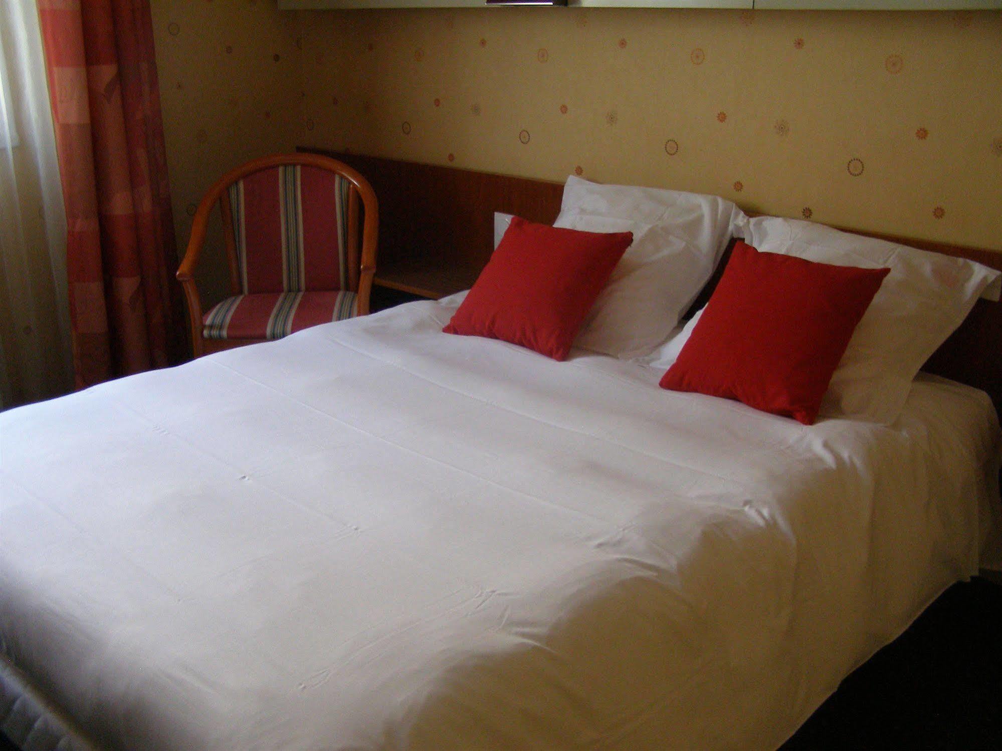 Logis Hotel-Restaurant Le Chene Vert Saint-Pourçain-sur-Sioule Eksteriør bilde